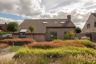 Aan de Aarschotsesteenweg 130 in Lier bevindt zich deze volledig instapklare woning met een bewoonbare oppervlakte van maar liefst 240 m². De woning werd doorheen de jaren met aandacht vernieuwd en biedt een mooie combinatie van ruimte, comfort en praktische mogelijkheden.<br />
Met 4 slaapkamers is er plaats voor een groot gezin, een thuiskantoor of een hobbyruimte. De badkamer werd in 2018 vernieuwd. Daarnaast beschikt de woning over een bijzonder handige wasplaats met een extra douche, een praktische aanvulling op het dagelijkse wooncomfort.<br />
De mooie veranda vormt een aangename extra leefruimte met zicht op de tuin. Ook de buitenruimte kreeg recent aandacht: de tuin werd in 2024 vernieuwd en is een fijne plek om te ontspannen.<br />
De absolute troef bevindt zich achteraan de woning: een vergund magazijn van 85 m². Deze ruime bijkomende oppervlakte biedt tal van mogelijkheden voor opslag of hobby’s. Op het dak van het magazijn liggen bovendien 26 zonnepanelen.<br />
Wie op zoek is naar een instapklare woning met veel leefruimte, 4 slaapkamers én een uitzonderlijk ruime extra opslagplaats, vindt hier een pand dat zeker een bezoek waard is.<br />
<br />
Troeven: <br />
✅ Instapklaar<br />
✅ Vergund magazijn<br />
✅ 4 slaapkamers<br />
✅ Badkamer (2018)<br />
✅ 26 Zonnepanelen <br />
✅ EPC = C<br />
✅ 12,66 Are<br />
✅ ... <br />
<br />
Voor interactieve grondplannen met foto’s, ga naar www.wijns.be en klik op de knop “virtueel bezoek”.<br />
Info & afspraak: ☎ 0473/33 33 10 ✉ geoffry@wijns.be