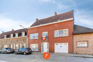 Een uiterst ruime en zeer stevig gebouwde woning op een interessante ligging nabij het centrum van Heule en met een uitstekende verbinding naar de belangrijkste invalswegen. Deze karaktervolle woning (BJ 1965) is aan een - energetische - renovatiebeurt toe maar beschikt over een zeer stevige structuur en een hedendaagse indeling. Gelijkvloers bestaande uit inkomhal, L-vormige woonkamer, keuken en een grote inpandige garage die doorloopt naar achteren. Boven is een mooie nachthal, 4 volwaardige slaapkamers en de badkamer. Droge kelder en zeer grote zolder. Achteraan is een grote, zuidwest georiënteerde tuin met een grote tuinberging/opslagruimte van een goeie 90 m2. De totale oppervlakte van het perceel bedraagt 805 m2.
