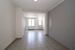 Deze goed onderhouden woning beschikt op het gelijkvloers over een living (met een trap naar de bovenverdiepingen), een grote keukenruimte, een...