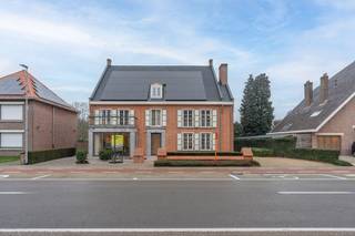 Statige voormalige apothekersvilla met handelsruimte, zwembad en sauna op perceel van ca. 1.054 m². Deze villa combineert grandeur, ruimte...