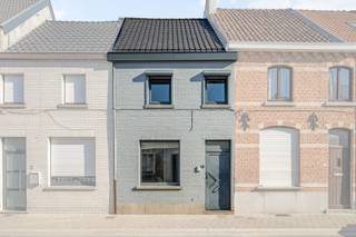 SCHRIJF JE IN VOOR DE BEZOEKDAG VIA ONZE WEBSITE!<br /><br />Recent gerenoveerde en instapklare woning met 115 m² bewoonbare oppervlakte op een perceel van 164 m². Oorspronkelijk gebouwd in 1930, maar van dat bouwjaar merk je binnen weinig: dak, isolatie, elektriciteit en badkamer werden vernieuwd, velux-ramen en lichtkoepels brengen extra daglicht binnen en alle nutsleidingen zijn modern. Het domoticasysteem werd opnieuw geprogrammeerd, met een logischere indeling van lichtcircuits en stopcontacten. Resultaat: EPC-label B (200 kWh/m²/jaar) en een conforme elektrische keuring, geen renovatieverplichting.<br /><br />INDELING<br />Gelijkvloers: inkomhal, leefruimte, keuken en eetplaats met aansluiting op de tuin, plus een volwaardige kelder. Achteraan een aangelegde tuin met aparte tuinberging.<br />Eerste verdieping: nachthal, twee slaapkamers en de vernieuwde badkamer.<br />Tweede verdieping: ruime zolder via valtrap, met verlichting en stopcontact, potentieel als extra slaapkamer of bureau.<br /><br />TROEVEN:<br />-Recent gerenoveerd: dak, isolatie, elektriciteit, badkamer<br />-EPC B — geen renovatieverplichting<br />-Elektrische keuring conform<br />-Kelder én aparte tuinberging<br />-Asbestveilig attest, blanco bodemattest<br />-Niet overstromingsgevoelig (G- en P-score A)<br />-Woongebied, KI € 379<br />-Centraal in Lokeren: winkels, scholen, station en E17 vlot bereikbaar<br /><br />Bezoek inplannen? Contacteer Sam Van den Broeck — 0475 22 23 22 of sam@woonvast.be.