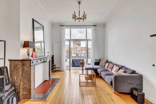 <p><span>Gelegen tussen het Botanisch Tuin en Madou, op de 2e en 3e verdieping van een neoklassiek gebouw met 3 verdiepingen, bieden we dit prachtige appartement met 2 slaapkamers van 129 m² + terras. Op de tweede verdieping: een grote woonkamer met toegang tot het terras, een eetkamer, een aparte keuken en een apart toilet. Op de derde verdieping: een doucheruimte met toilet, twee grote slaapkamers en een mezzanine. EPC: C-. Elektriciteit conform. Volledig gerenoveerd in 2021. Dit appartement zal u bekoren door zijn lichtinval, zijn architectuur en zijn locatie. Absoluut een bezichtiging waard!</span></p>