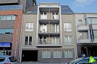 Dit zonnig appartement is gelegen op de Boelare in het centrum van Eeklo en geniet van veel lichtinval.<br /><br />Samenstelling; inkom, woonkamer die uitgeeft op het terras aan de voorzijde, geïnstalleerde open keuken, badkamer met ligbad, apart toilet, berging, 2 slaapkamers en terras aan de voor- en achterzijde.<br /><br />Aparte garagebox inclusief de huurprijs!<br /><br />Dit appartement heeft een uitstekende ligging in het centrum van Eeklo!<br /><br />Bezoek steeds mogelijk na inschrijving op de website.