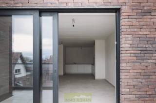 Gelegen in het hart van Avelgem, biedt dit stijlvolle, gelijkvloerse nieuwbouwappartement in 'Residentie Meersenzicht' alles wat je nodig hebt voor comfortabel wonen. Dankzij de uitstekende ligging ben je op korte afstand van winkels, scholen en belangrijke verkeersverbindingen.<br /><br />In het appartement zien we een inkomhal, gastentoilet, leefruimte met volledig ingerichte keuken, wasplaats, 1 slaapkamer, badkamer met dubbele lavabo en een inloopdouche. Terras van 3,70m².<br /><br />Eigenschappen:
<ul>
	<li>Energiezuinig (E-peil = 45)</li>
	<li>Verwarming door lucht-water warmtepomp en vloerverwarming</li>
	<li>Ventilatiesysteem type D</li>
	<li>Gemeenschappelijke fietsenberging</li>
	<li>Optioneel een parkeerplaats aan te kopen</li>
</ul>
Met een woonoppervlakte van 92 m² biedt dit appartement een perfecte balans tussen comfort en functionaliteit. Dankzij het energiezuinige karakter geniet u van lage energiekosten en een aangename woonervaring.<br /><br />Prijs: exclusief BTW, registratie en bijkomende kosten.<br /><br />Meer info of een bezoek? Contacteer Kyamo De Smet: 0479 06 13 71