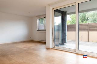 <p><span>HOBOKEN | GEZELLIG GELIJKVLOERS APPARTEMENT MET 1 (MOGELIJK 2) SLAAPKAMER(S) EN GROOT TERRAS | EPC B |</span></p><p><span>Indeling : Inkomhal - gastentoilet - berging/wasplaats - leefruimte met open geïnstalleerde keuken - slaapkamer met inloopdressing (mogelijk om te vormen naar kinderkamer) - ruim terras.</span></p><p><span> </span></p><p><span>Extra troeven :</span></p><p><span>- parketvloeren</span></p><p><span>- conforme elektrische installatie</span></p><p><span>- mogelijkheid tot huren autostaanplaats</span></p><p><span>- op wandelafstand van grootwarenhuizen en openbaar vervoer</span></p><p><span>- gunstig EPC (115 kWh/m²)</span></p><p><span>- maandelijkse provisie ca. €108,00</span></p>