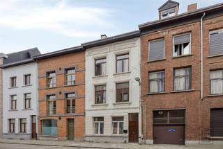 <p>Op een <strong>zeer goede locatie</strong> in Antwerpen bevindt zich deze ruime woning die momenteel is ingedeeld in vier afzonderlijke studio's. Dankzij de centrale ligging en huidige indeling biedt dit pand tal van mogelijkheden voor zowel investeerders als wie op zoek is naar een ruime woning.</p><p><strong>Indeling gelijkvloers:</strong> via de inkomhal heeft u toegang tot de gemeenschappelijke gang en de <strong>recent gerenoveerde studio</strong> op het gelijkvloers. De studio omvat een leefruimte met open keuken die is uitgerust met een keramische kookplaat, dampkap, oven en enkele lavabo. Verder is er één slaapkamer en een achtergelegen badkamer die is uitgerust met een douche, enkel wasmeubel, toilet en aansluiting voor een wasmachine. Via de badkamer krijgt u nog toegang tot een kleine buitenkoer.<br /><strong>Studio V1:</strong> u betreedt de studio via de leefruimte met keuken, welke is uitgerust met een elektrisch kookvuur, dampkap, koelkast en lavabo. Vanuit de leefruimte krijgt u toegang tot de slaapkamer, die verder doorgang geeft tot de badkamer. Deze is uitgerust met een douche, enkel wasmeubel, toilet en aansluiting voor een wasmachine. <br /><strong>Studio V2:</strong> deze studio beschikt over een ruime leef- en slaapruimte met keuken, welke is uitgerust met een elektrisch kookvuur, dampkap, oven en lavabo. Verder beschikt de studio nog over een aparte badkamer met douche, enkel wasmeubel en toilet.<br /><strong>Studio V3:</strong> deze studio beschikt over een ruime leef- en slaapruimte met keuken, welke is uitgerust met een elektrisch kookvuur, dampkap en lavabo. Verder beschikt de studio nog over een aparte badkamer met douche, enkel wasmeubel, toilet en aansluiting voor een wasmachine.</p><p>Troeven van dit pand<br />- Topligging nabij Park Spoor Noord<br />- Ingericht als 4 studio's met een <strong>huuropbrengst van +/- € 2.250 / maand</strong>!<br />- 4 aparte elektriciteitsmeters<br />- Recent vernieuwd dak</p><p>EXTRA: <br />- EPC F: 843 kwh/m² jaar (opgesteld voor de renovatiewerken, waaronder het dak)<br />- P-score D, G-score D<br />- Stedenbouwkundige informatie in aanvraag<br />- Maatregelenregister in aanvraag</p><p>Voor meer info ga naar www.coenenvastgoed.be of bel 03/375.82.92</p>