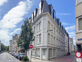 Bent u op zoek naar een instapklare studio in Oostende op een toplocatie? <br />Dan is deze ruime studio in de Christinastraat 121, gelegen tussen de bruisende Kapellestraat en het groene Leopoldpark, beslist een bezoek waard.<br /><br />Deze aantrekkelijke studio bevindt zich op de eerste verdieping van een statig en volledig gerenoveerd gebouw in het hart van Oostende. <br />Dankzij de grondige renovatie voldoet het gebouw aan de hedendaagse woonnormen en geniet de studio van een gunstig EPC-label B, wat zorgt voor een energiezuinige en comfortabele woonervaring.<br /><br />De studio beschikt over een geïnstalleerde keuken en een verrassend ruime leefruimte met voldoende plaats voor een gezellige zithoek, eetruimte en slaapgedeelte. <br />Verder is er een praktische berging/wasplaats, een afzonderlijk toilet en een verzorgde badkamer uitgerust met een lavabo en een moderne inloopdouche.<br /><br />Een extra troef is de gemeenschappelijke fietsenberging op het gelijkvloers, ideaal voor wie zich vlot door de binnenstad van Oostende wil verplaatsen of graag de kust en omliggende fietsroutes verkent.<br /><br />Dankzij de centrale ligging bevinden winkels, restaurants, openbaar vervoer, het strand, de zeedijk en tal van recreatieve voorzieningen zich op wandelafstand. <br />Hierdoor is deze studio een uitstekende keuze als starterswoning, tweede verblijf aan zee of als vastgoedinvestering met interessant verhuurpotentieel in Oostende.<br /><br />Bent u op zoek naar een studio te koop in Oostende met een uitstekende ligging en een gunstig energielabel? Neem dan vandaag nog contact op met Kris Bauwens van ALBERT Gistel voor meer informatie of een bezoek ter plaatse.<br /><br />Bel Kris naar: 0470 / 51 04 09<br />Mail Kris naar: kris.bauwens@albert.immo