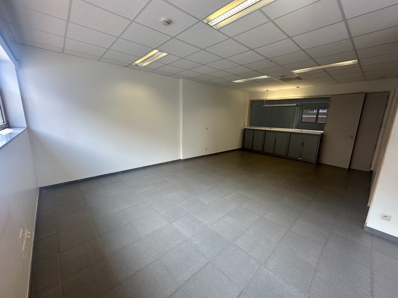 VOLLEDIG VERNIEUWDE en instapklare KANTOORRUIMTE op gelijkvloers (± 55m²) met UITSTRALING op de markt van Knesselare! Ruime parkeergelegenheid langs de openbare weg. - foto 2