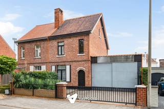 <p><span>Te renoveren karaktervolle woning met 3 slaapkamers uiterst rustig gelegen op een perceel 3a60ca te Beringen-Mijn.</span></p><p><span> </span></p><p><span>Belangrijkste troeven: </span></p><p><span>- Rustige en kindvriendelijke ligging in de buurt van de B-mine, eetgelegenheden, casino, openbaar vervoer</span></p><p><span>- Te renoveren</span></p><p><span>- 3 slaapkamers</span></p><p><span>- EPC-score E (419 kWh) maar mits extra isolatie platte dak meteen EPC-label D</span></p><p><span>- Ruime garage </span></p><p><span>- Gezellige omheinde tuin</span></p><p><span> </span></p><p><span>Bekijk zeker ook de foto's en de grondplannen met de afmetingen. Zo krijgt u van thuis uit al een perfect beeld van wat  deze woning te bieden heeft!</span></p><p><span> </span></p><p><span>Wenst u meer info of een vrijblijvende bezichtiging, contacteer dan ons kantoor op het nummer 011 85 15 15 en wij helpen u graag verder. </span></p>