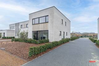 Het zoveelste nieuwbouwproject in Ravels, zeg je?<br /><br />Oké. Point taken. Maarrr soms heb je van die projecten die er echt wel uitspringen. <br />En dit is er zo eentje.<br /><br />Klinkt weer als het typische makelaarspraatje zeker? Niet dus.<br />Deze 7 nieuwbouwwoningen doen het namelijk net even wat anders dan anders:<br /><br />- Geen 7 smalle duplicaatjes naast elkaar, maar een eigentijdse architectuur die de landelijke omgeving niet verstoort. Een speelse indeling, maar met een hele mooie flow.<br /><br />- Deze aannemer zet graag de puntjes op de i. Van de hippe stalen deuren in de woonkamer tot de volledige aanleg van de voortuin; alles werd met oog voor detail afgewerkt. Een totaalplaatje dus.<br /><br />- Geen klassieke hoogbouw, maar een eigentijds interieur waar veel gespeeld wordt met licht en lucht.<br /><br />- Extreem energiezuinige afwerking, met warmtepomp, vloerverwarming én -koeling, zonnepanelen, hoogrendementsglas, topisolatie,… <br />Goed voor het milieu én voor je portemonnee.<br /><br />- Een absolute toplocatie: met de bossen letterlijk om de hoek - heb je dat uitzicht op de hertjes gespot? - maar ook op fietsafstand van de dorpskern van het mooie Ravels.<br /><br />Woning 4 is je favoriet, zeg je? Dat snappen we.<br /><br />Deze beschikt namelijk over een grondoppervlakte van 320 m², een bewoonbare oppervlakte van 155m², heeft 3 slaapkamers én carport met eigen berging achteraan op het terrein. Graag nog een 2de parkeerplaats erbij? No problemo, dat kunnen we voor je regelen.<br /><br />Staat dit stulpje hoog op je verlanglijstje, maar wil je stiekem graag ook 1 van de andere 7 woningen bezoeken? No worries, we zetten met plezier de deuren van alle huizen voor je open. <br /><br />Graag hierover meer weten? Bel ons, mail ons, schrijf ons.<br /><br />By the way: dit project wordt verkocht onder 21% BTW op de constructie, en 12% registratierechten op de grond.