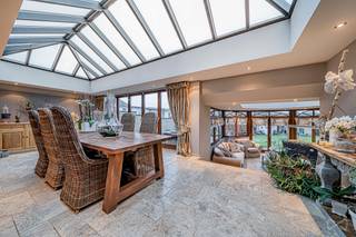 Dit elegante huis in lokale natuursteen, gelegen in het hart van het dorp Bernister, valt meteen op door zijn authenticiteit en natuurlijke charme. Het ligt aan de Route des Planerresses 41 en geniet van een rustige en groene omgeving, terwijl het toch gemakkelijk bereikbaar is en dicht bij alle voorzieningen ligt.<br />De traditionele stenen architectuur geeft het pand een sterke identiteit en belooft lichte binnenruimtes met aangename volumes, waar het karakter en de kwaliteit van de materialen een warme en gezellige sfeer creëren.<br /><br />Indeling: Op de begane grond vindt u een dubbele garage met doucheruimte, een wasruimte, een hal, een volledig uitgeruste keuken, een ruime woonkamer die uitkomt op verschillende veranda's met directe toegang tot de tuin, een kantoor en een apart toilet.<br />Op de eerste verdieping beschikt het huis over drie slaapkamers, waarvan één met een op maat gemaakte kleedkamer, en een ruime badkamer met een elegante inloopdouche. Op de bovenste verdieping bevindt zich een zolder die kan worden gebruikt als opslagruimte.<br /><br />Buiten: Een aangename tuin en een terras laten u ten volle genieten van de mooie dagen in een rustige en landelijke omgeving. Een tuinhuisje moet nog worden afgewerkt, net als een carport (ideaal voor een bestelwagen of caravan).<br /><br />Technische elementen: Elektriciteit conform, stookolieverwarming, open haard in de woonkamer, dubbele beglazing in houten kozijnen in de hele woning (hout/aluminium in de veranda's), vloerverwarming in de veranda's, micro-zuiveringsstation, regenwatertank voor de toiletten en buitenkranen. EPB-klasse C (nr. 20251202034434 – E.spec: 46 kWh/m²/jaar – E.totaal: 57.741 kWh/jaar).<br /><br />Een zeldzaam karakteristiek pand op de markt, ideaal voor liefhebbers van authenticiteit en rust. Neem snel contact met ons op om een bezichtiging te regelen.