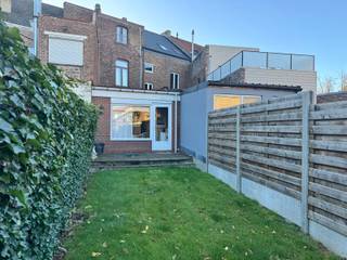 Uitstekend gelegen charmante rijwoning met tuin!De woning heeft een karaktervolle gevel met balkon.Achter de voorgevel wordt de woning een stuk...