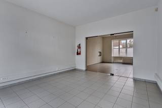 Dit lichtrijke en verzorgde kantoor met woonst te koop ligt aan de Lindenlaan in Ertvelde, vlakbij de R4, voor een vlotte bereikbaarheid. Dit...