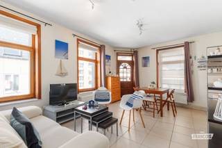 Op zoek naar een appartement te koop in Blankenberge? Dit lichtrijke hoekappartement in de Franchommelaan combineert een centrale ligging met een praktische indeling en vormt zowel een aangename woonst als een interessante investering. Bovendien bevindt u zich op wandelafstand van zee, strand en alle dagelijkse voorzieningen.<br /><br />Gelegen op de derde verdieping verwelkomt deze eigendom u in een ruime, lichtrijke leefruimte met eetplaats, waar de vele raampartijen zorgen voor een aangename woonbeleving. De halfopen keuken sluit mooi aan op de leefruimte en creëert een vlotte verbinding tussen koken en wonen. Verder beschikt het appartement over een badkamer, een volwaardige slaapkamer en een tweede kamer die perfect kan worden ingericht als kinderkamer, bureau of dressing. Met een bewoonbare oppervlakte van 61 m² en zonder renovatieplicht is dit appartement in Blankenberge een uitstekende keuze voor zowel eigen bewoning als investering.<br /><br />Benieuwd naar deze eigendom? Contacteer Immo Francois voor een bezoek en ontdek het zelf.<br /><br />Denkt u eraan om uw woning in Blankenberge te verkopen? Neem vrijblijvend contact op met Iben van Immo Francois in Blankenberge voor een gratis schatting via iben@immofrancois.be.<br /><br />