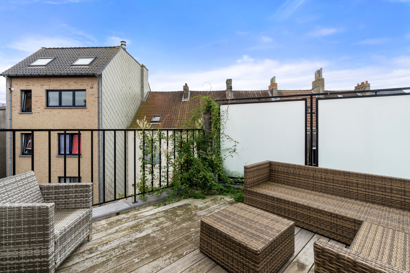 Magnifique appartement de 2 chambres avec terrasse ensoleillée, à proximité du centre. - photo 1