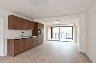 Instapklaar appartement met 3 slaapkamers en staanplaats nabij het centrum van Tongeren<br />Rustig gelegen en op enkele minuten van het stadscentrum van Tongeren zijn wij op zoek naar de ideale koper/investeerder voor dit instapklare appartement. Door de nabijheid van verschillende invalswegen kan men hier rekenen op een vlotte verbinding. Bijkomend vinden wij in de nabije omgeving scholen, bushaltes, treinstation, supermarkten, ... terug.<br /><br />Het appartement is gelegen op de 1ste verdieping en is voorzien van een ingerichte open keuken en  leefruimte, drie ruime slaapkamers, een aparte badkamer met toilet, douche, lavabomeubelaansluitingen, alsook een wasplaats met aansluitingen voor wasmachine en droogkast. Het appartement is voorzien van nieuwe beglazing, infraroodpanelen, airco (koelen en warmen), alsook nieuwe vloeren, keuken, enzovoort. Het gehele appartement werd tevens voorzien van een nieuwe verflaag.<br />Verder treffen we hier een gemeenschappelijke nachthal, een berging en een inpandig zonneterras met prachtig uitzicht.<br /><br />Dit appartement beschikt eveneens over een ruime buitenstaanplaats inclusief de vraagprijs en een gemeenschappelijke fietsenstalling.<br /><br />Nieuwsgierig? Neem contact met ons op om dit knappe appartement te ontdekken: 011 70 70 19 of mail naar hallo@duovastgoed.be.<br /> 