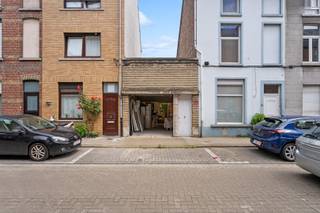 Dit veelzijdige pand is gelegen aan de Frans van Ryhovelaan in Gent, een vlot bereikbare locatie met een uitstekende verbinding naar het stadscentrum, de R40 en de belangrijkste invalswegen.<br />Dankzij de centrale ligging bevinden winkels, scholen, openbaar vervoer en diverse horecazaken zich op wandel- en fietsafstand. De combinatie van wonen en ondernemen op één locatie maakt dit pand bijzonder interessant voor zelfstandigen, vrije beroepen of investeerders.<br /><br />De indeling gaat als volgt:<br />Bij het betreden van het pand komt u terecht in de ruime handelsruimte op het gelijkvloers, die tal van mogelijkheden biedt voor commerciële activiteiten, een praktijkruimte of kantoor. Dankzij de zichtbare ligging geniet deze ruimte van een uitstekende bereikbaarheid en commerciële uitstraling.<br />De woongelegenheid beschikt over een aangename leefruimte met voldoende lichtinval en een praktische indeling. Verder is er een functionele keuken die aansluit op de verschillende leefruimtes.<br />Op de verdiepingen bevinden zich twee volwaardige slaapkamers en een badkamer, waardoor het pand alle nodige comfort biedt voor een gezin, koppel of combinatie van wonen en werken.<br />Een extra troef is de garage achteraan het perceel, die zorgt voor een veilige parkeerplaats of bijkomende opslagruimte. Dit is een bijzonder waardevolle meerwaarde binnen de stedelijke omgeving van Gent.<br />Dit pand biedt een unieke opportuniteit voor wie op zoek is naar een combinatie van wonen en ondernemen op een strategische locatie.<br /><br /><strong>Absolute pluspunten</strong><br />+ Wonen en handel gecombineerd<br />+ Strategische locatie<br />+ Vlotte bereikbaarheid<br />+ Garage<br /><br />Voor meer informatie of een bezoekmoment: contacteer Abdil op: abdil@oko.immo of 0484 14 96 86
