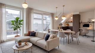 In het stijlvolle nieuwbouwproject Residentie Albert &amp; Jerome – ontwikkeld door Kub en ontworpen door wielfaertarchitecten – vind je dit energiezuinige appartement van 90 m² op het tweede verdiep, voorzien van 2 slaapkamers en een aangenaam terras van 11 m².<br /><br />De leefruimte is ruim en badend in natuurlijk licht dankzij de grote raampartijen, met een vlotte overgang naar het zonnige terras. Een praktische indeling, hoogwaardige afwerking en duurzame technieken maken van dit appartement een moderne en comfortabele thuis.<br /><br />Verwarming én koeling via geothermie zorgen voor een optimaal binnenklimaat, het hele jaar door, met een minimaal energieverbruik.<br /><br />Indeling:<br />*Inkomhal met praktische berging/wasplaats<br />*Lichtrijke leefruimte met open keuken<br />*2 volwaardige slaapkamers<br />*Badkamer met inloopdouche en dubbele wastafel<br /><br />Terras van 11 m², ideaal om buiten te genieten.<br /><br />Troeven:<br />- Geothermische verwarming én koeling – duurzaam, stil en energiezuinig<br />- Hoogwaardige afwerking <br />- Keuze uit verschillende autostaanplaatsen<br />- Fietsplaatsen inbegrepen in de aankoop<br />- Mogelijkheid tot aankoop van een extra (privatieve) berging<br /><br />Rustige, doch centrale ligging nabij winkels, scholen en openbaar vervoer<br /><br />Een unieke combinatie van duurzaam wonen, hedendaagse architectuur en maximaal comfort.<br /><br />📩 Vraag uw bezoek aan via tom@immoroba.be of telefonisch via 0497/85.80.52.