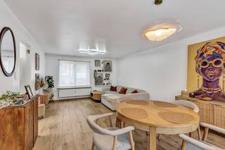 <p>Bent u op zoek naar <strong>een ruim en instapklaar appartement </strong>op een centrale ligging? Dan is dit <strong>volledig gerenoveerde appartement van maar liefst 108 m² </strong>zeker een bezoek waard! Het appartement bevindt zich op een uitstekende locatie, op wandelafstand van het station en het centrum van Liedekerke, met vlotte verbindingen naar omliggende steden en alle nodige voorzieningen binnen handbereik. Bij het betreden van het appartement komt u in de inkomhal, die toegang biedt tot de verschillende ruimtes. Op het gelijkvloers bevindt zich <strong>een garage</strong> die momenteel ingericht is als schoonheidssalon, ideaal voor zelfstandige activiteit of eenvoudig terug om te vormen tot garage. Verder beschikt het appartement over <strong>een lichtrijke en ruime woonkamer </strong>met een open, volledig uitgeruste leefkeuken – de perfecte plek om te ontspannen of gasten te ontvangen. Via de nachthal bereikt men <strong>de twee ruime slaapkamer</strong> en de moderne badkamer. <strong>Elektriciteit conform</strong> - Dubbel glas PVC - Dak vernieuwd + geïsoleerd - Vloer geïsoleerd - Centrale ligging. Kortom, een ruim en praktisch ingedeeld appartement op een toplocatie! (Maatregelen opgenomen in het maatregelenregister: neen)</p>