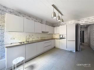 <p>Op zoek naar een gezellige woning?<br />Deze aangename rijwoning verwelkomt je met een ruime, vernieuwde, ingerichte keuken. Aansluitende voorzien van een handige berging.<br />Op de eerste verdieping bevinden zich de gezellige living en een vernieuwde badkamer met alle comfort.<br />Een verdieping hoger vinden we de ruime slaapkamer met vaste kasten.</p><p>Een leuke woning met karakter met een aangename ligging vlakbij het centrum.<br />Ideaal als starterswoning of investering.<br />Zeker een bezoekje waard!</p><p>Wil je de woning zelf bekijken? Contacteer ons via 016 90 10 21 of info@future-home.be.</p><p>EPC: 267 kWh/m² UC:   20230127-0002792765-RES-1<br /> </p>