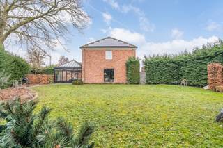 This stylish vicarage villa, built in 2010, is located on a beautiful corner plot of 1,022 m² in a quiet and residential area in Zonhoven. With...