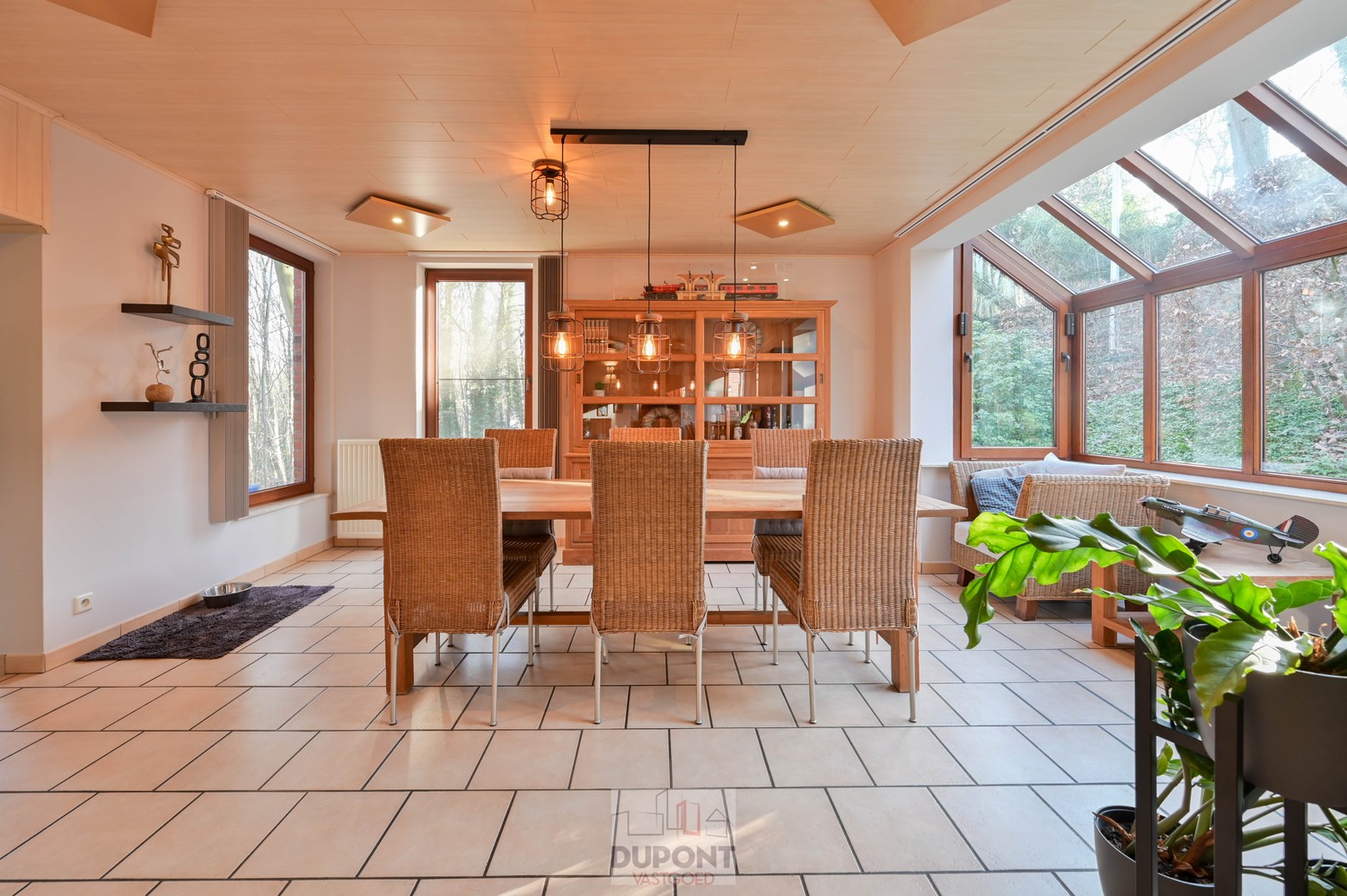 Villa gelegen in een prachtig bebost kader, zeer rustig gelegen, 3 tot 5 slaapkamers, zeer grote kelder. - foto 5