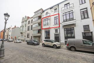 <strong>Appartement entièrement rénové de deux chambres – Quartier Belle Époque</strong><br />Situé au cœur du charmant quartier Belle Époque, cet appartement entièrement rénové de deux chambres se trouve au premier étage d’une petite résidence élégante. L’emplacement allie tranquillité et proximité de la plage, des commerces, des transports en commun et du centre animé d’Ostende.<br /><br />L’appartement a été récemment rénové en profondeur, avec une grande attention portée à la qualité et au confort.<br />Il se compose d’un séjour lumineux et spacieux avec de hauts plafonds et de grandes fenêtres offrant une belle luminosité et donnant accès à des terrasses, d’une cuisine moderne entièrement équipée, de deux chambres agréables, ainsi que d’une salle de bain élégante avec douche à l’italienne, lavabo et toilette séparée.<br />Grâce à sa finition soignée – parquet, matériaux de qualité et décoration contemporaine – cet appartement dégage un mélange unique d’authenticité et de confort moderne.<br /><u><strong>Atouts</strong></u> :
<ul>
	<li>Entièrement rénové – prêt à emménager</li>
	<li>Petite résidence bien entretenue sans syndic (faibles charges)</li>
	<li>Situation calme dans le quartier Belle Époque</li>
	<li>À distance de marche de la mer, des commerces et des transports</li>
	<li>Idéal comme résidence principale, pied-à-terre ou investissement</li>
</ul>
<u><strong>Informations pratiques</strong></u> :

<ul>
	<li>Surface habitable : 84 m² + 12 m² de terrasses</li>
	<li>PEB : 110 kWh/(m² an) – label B</li>
	<li>Installation électrique conforme</li>
	<li>Revenu cadastral non indexé : € 614,00</li>
</ul>