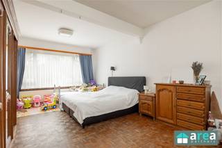 <p><span><span>In een levendige en gegeerde Borgerhoutse wijk, vinden we dit leuk 2 slaapkamer appartement terug. Het bevindt zich in een op het gelijkvloers (“bel-étage”) in een goed onderhouden residentieel gebouw.</span></span></p><p><span><span>De buurt biedt op wandelafstand verschillende voorzieningen met de nodige stadscharme: aangename pleintjes (Moorkensplein, Dageraardplaats), winkels, groen en het openbaar vervoer (waaronder het Centraal Station). In een mum van tijd ben je zo in het stadscentrum of op de Ring van Antwerpen.</span></span></p><p><span><span> </span></span></p><p><span><span>Ideaal voor starters of als investering (huidige huuropbrengsten €900/mnd + €250/mnd vaste kosten)</span></span></p><p><span><span> </span></span></p><p><span><span>Grootste troeven:</span></span></p><p><span><span>-Centrale locatie</span></span></p><p><span><span>-Gunstig EPC (B): 140kWh/m²/jaar</span></span></p><p><span><span>-Goed onderhouden residentieel gebouw</span></span></p><p><span><span>-Conforme elektrische keuring</span></span></p><p><span><span>-Incl. privatieve kelderberging</span></span></p><p><span><span>-Rendement van 5,03%! (aankoopkost incl. registratie!)</span></span></p><p><span><span> </span></span></p><p><span><span>Indeling:</span></span></p><p><span><span>inkomhal met toegang tot de zonnige en ruime leefruimte (30m²) met aansluitend een geïnstalleerde keuken (8m²). Via de hall is er toegang tot de berging alsook de ingerichte badkamer (5m²) met ligbad en een apart toilet. Aan achterzijde bevinden er zich 2 slaapkamers (17m² &amp; 11m²). Waarvan de grootste slaapkamer toegang heeft tot het ruime terras (7m²).</span></span></p><p><span><span> </span></span></p><p><span><span>Voor meer informatie kan u terecht bij Area Partners: Info@area.be of 03/284.60.60</span></span></p>