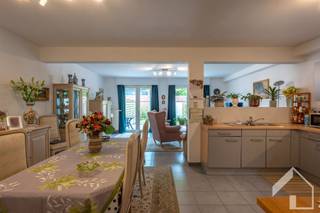 Recent gelijkvloersappartement, bestaande uit: hal, woonkamer met open keuken, bijkeuken/berging, ingerichte badkamer. Individuele...