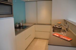 Prachtige studio gelegen op de 8ste verdieping in rustig gebouw. Luxueuse afwerking met alle nodige comfort. Fantastisch zicht op zee, woonkamer...