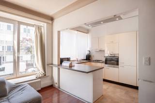 <p><strong>Sommige plekken hebben gewoon alles mee. De Diksmuidelaan is er daar zo eentje van. Je woont hier centraal in Berchem, met winkels, horeca en openbaar vervoer vlakbij - én Berchem Station in de buurt. Op de hoek ligt de overheerlijke Trattoria Di Pepe en aan de andere kant Oktober, de koffiebar die de buurt meteen een extra dosis leven geeft. En… natuurlijk ook dit lichtrijke appartement van 73 m² op jou. Een fijne plek met een ruime leefruimte, een halfopen keuken en een slaapkamer waar je alle ruimte hebt om er je eigen thuis van te maken. Kom binnen…</strong></p><p><strong>Binnenkomen en meteen verder</strong></p><p>Via de inkomhal kom je het appartement binnen. Die brengt je rechtstreeks naar de leefruimte, en daar merk je meteen dat dit geen hokje is waar je je meubels rond één tafel moet puzzelen. De ruimte heeft een leuke vorm en biedt daardoor verschillende mogelijkheden om te wonen, eten en ontspannen. De grote raampartijen zorgen bovendien voor een fijne hoeveelheid daglicht.</p><p><strong>Halfopen, helemaal gezellig</strong></p><p>Aansluitend op de leefruimte ligt de halfopen keuken. Zo heb je tijdens het koken nog altijd contact met de rest van de ruimte, zonder dat alles wat zich in de keuken afspeelt meteen het hele appartement overneemt. Een praktische indeling dus, met de keuken mooi verweven in de leefruimte.</p><p><strong>Twee kamers, veel mogelijkheden</strong></p><p>De slaapkamer is ruim en biedt voldoende plaats voor een bed en extra meubels. De tweede kamer kan dienen als bureau, dressing of extra slaapkamer. </p><p><strong>Even naar de badkamer</strong></p><p>De badkamer beschikt over een douche, wastafel en toilet. Alles wat je nodig hebt, ligt hier gezellig binnen handbereik. Tof!</p><p><strong>Alles netjes opgeborgen</strong></p><p>Beneden hoort bij het appartement nog een privatieve kelderberging. Handig voor fietsen, dozen, voorraad en alle andere spullen die je liever niet permanent in je leefruimte laat rondzwerven. Ook fijn om weten: de gemeenschappelijke kosten van het gebouw zijn laag.</p><p><strong>Een parkeerplek erbij?</strong></p><p>En wie wil, kan bij het appartement optioneel een autostaanplaats aankopen voor €20.000. Altijd een slimme investering.</p><p><strong>Zelf wonen of investeren?</strong></p><p>Dit appartement is momenteel verhuurd en kan daardoor ook interessant zijn voor wie op zoek is naar een investering. Het appartement beschikt over 73 m² en heeft twee slaapkamers.</p><p><strong>Verliefd? Antwerpen@ugly.be</strong></p>