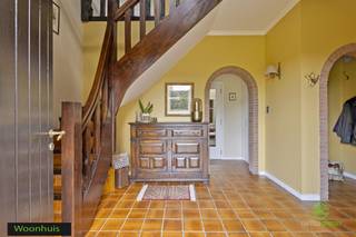 <p><span>Op een steenworp van het centrum van Geetbets bevindt zich deze uitzonderlijk ruime woning op een perceel van 21a 24ca.</span></p><p><span>Dankzij de centrale ligging bevinden een kleuter- en basisschool, supermarkt, postkantoor en horecazaken zich op wandelafstand. Daarnaast biedt de omgeving tal van wandel- en fietsroutes voor wie houdt van rust en natuur. </span></p><p><span>De oprit van de E314 ligt op slechts 10 km, wat zorgt voor een vlotte verbinding richting Lummen, Leuven en Brussel.</span></p><p><span> </span></p><p><span>Dit eigendom onderscheidt zich door haar bijzonder ruime indeling en veelzijdige mogelijkheden. De woning werd doorheen de jaren uitgebreid en biedt vandaag een zeer grote bewoonbare oppervlakte, ideaal voor grote gezinnen, thuiswerk of wie op zoek is naar extra ruimte. </span></p><p><span>Dankzij de indeling en omvang leent deze woning zich bovendien perfect tot het inrichten van een kangoeroewoning of zorgwoning.</span></p><p><span> </span></p><p><span>Bij het betreden van de woning komt u terecht in een inkomhal met vestiaire en gastentoilet. Van hieruit bereikt u de gezellige en lichtrijke woonkamer, die naadloos overgaat in de zithoek met open keuken. De keuken is volledig uitgerust met de nodige toestellen en beschikt over een praktische bijkeuken met extra opbergruimte.</span></p><p><span>De veranda vormt een aangename overgang naar de tuin en biedt een mooi zicht op het groen. Aansluitend bevindt zich een extra ruimte die perfect kan dienen als bureel, hobbyruimte of bijkomende slaapkamer.</span></p><p><span>Op het gelijkvloers vinden we verder nog een berging, een nachthal die toegang geeft tot een slaapkamer en een badkamer. Deze badkamer is ingericht met een authentiek meubel met dubbele lavabo, ligbad en toilet. Daarnaast is er nog een aparte douchekamer voorzien.</span></p><p><span>De woning beschikt bovendien over een dubbele inpandige garage.</span></p><p><span> </span></p><p><span>Op de bovenverdieping bevinden zich drie zeer ruime slaapkamers, wat bijdraagt aan het comfortabele en flexibele karakter van de woning.</span></p><p><span> </span></p><p><span>Een extra troef van dit eigendom is het ruime magazijn achteraan van circa 315 m², dat voor verschillende doeleinden gebruikt kan worden. </span></p><p><span> </span></p><p><span>Daarnaast bestaat de mogelijkheid om de naastgelegen gronden (54a 25ca) mee aan te kopen tegen een meerprijs.</span></p><p><span> </span></p><p><span>Pluspunten:</span></p><p><span>- rustige ligging</span></p><p><span>- zeer ruime woning met tal van mogelijkheden</span></p><p><span>- geschikt als kangoeroewoning</span></p><p><span>- groot magazijn</span></p><p><span> </span></p><p><span>EPC 159/1: </span></p><p><span>- Label D</span></p><p><span>- UC: 2798658-RES-2</span></p><p><span>EPC 159/3:</span></p><p><span>- Label D</span></p><p><span>- UC: 2798805-RES-2</span></p><p><span>EPC 159/4:</span></p><p><span>- Label C</span></p><p><span>- UC: 2135999-RES-1</span></p><p><span>EPC 159/5:</span></p><p><span>- Label: D</span></p><p><span>- UC: 2798629-RES-1</span></p><p><span> </span></p><p><span>De vermelde bewoonbare oppervlakte is de netto-oppervlakte van de woning met uitzondering van de zolder en bijgebouwen.</span></p><p><span>Stedenbouwkundige inlichtingen in aanvraag.</span></p><p><span> </span></p>