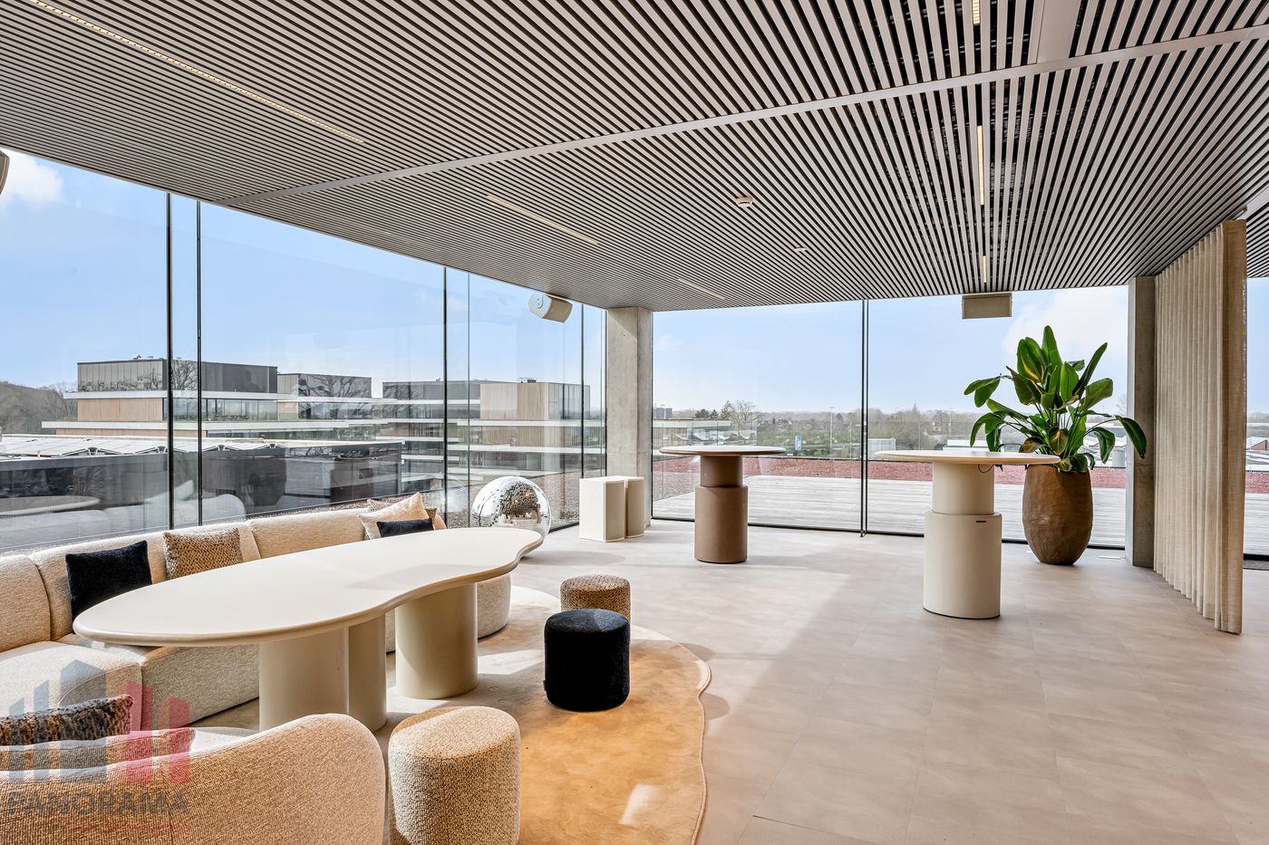 310 m² HIGH-END KANTOREN MET TERRAS OP TOPLOCATIE LANGS DE E40 TE OOSTKAMP - photo 2