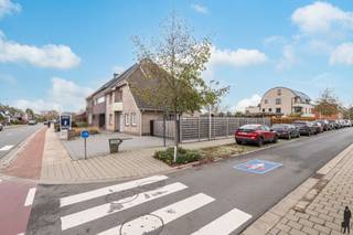 <p><strong>Zeer ruime HOB op een mooi hoekperceel van ca. 725 m² in <span>hartje Merksplas</span></strong></p>
<p>Met een bewoonbare oppervlakte van ca. 245 m², <strong>4 slaapkamers, 2 badkamers</strong> op een prachtig <strong>perceel</strong> van ca. <strong>725 m², </strong>is dit de <strong>ideale gezinswoning</strong>.</p>
<p>De woning is als volgt ingedeeld:<br /><strong><br /><span>Gelijkvloers:</span></strong></p>
<p>- Inkomhal met gastentoilet<br />- Ruime living met veel lichtinval en schuifraam naar terras<br />- Volledig ingerichte keuken<br />- Berging/wasplaats<br />- Badkamer<br />- Slaapkamer/ bureau</p>
<p><span><strong>1e verdieping:</strong></span></p>
<p>- Nachthal met vlizotrap naar (berg)zolder <br />- Slaapkamer met dressing<br />- Slaapkamer met douchekamer, v.v. toilet<br />- Slaapkamer <br />- Berging<br /><br />Zéér royale tuin (NO) met tuinberging en carport, ook biedt de woning nog uitbreidingsmogelijkheden!</p>