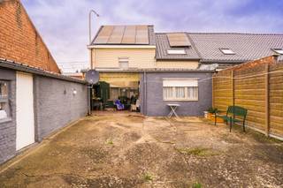 Deels te renoveren halfopen bebouwing met tuin en garage in Lubbeek!Op zoek naar een woning die u verder naar eigen smaak kunt renoveren? Dan is deze...