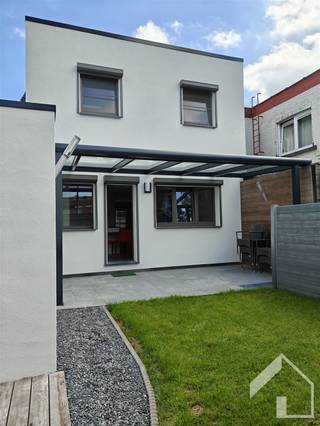<p>BEZOEKDAG VOLZET</p><p>Welkom in deze prachtige moderne woning gelegen in Deurne. Dit is een buitengewone familiewoning met een eigentijdse architectuur die zich onderscheidt door zijn schone lijnen en verfijnde uitstraling. Met zijn witte gevel, donkere dakaccenten en grote ramen creëert deze woning een indrukwekkende eerste indruk.</p><p>Interieur: <br />- ruime woonkamer met open keuken (volledig ingericht)<br />- 3 slaapkamers<br />- 2 badkamers<br />- 2 aparte toiletten<br />- kelder en zolder (met vaste trap en verwarming)<br />voorzieningen:<br />- terras met tuin en ruime berging<br />- zij-ingang: ideaal voor fietsen<br />- 3 slaapkamers- airco in 2 slaapkamers<br />- dubbele beglazing met rolluiken (achteraan)<br />- keuken met alle toestellen (koelkast, diepvries, warmeluchtoven, microgolfoven, gasvuren, dampkamp en vaatwasser)</p><p>Garage en oprit niet inbegrepen!</p><p>Bezichtiging enkel op afspraak.<br /> </p>