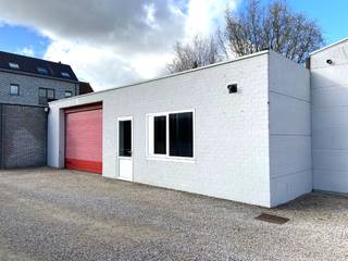 Ruime opslagplaats / magazijn met aparte oprit bestaande uit 1 open ruimte met een oppervlakte van +/- 160 m².<br /><br />- Oprit afgesloten met hekken ;<br />- Elektriciteit, water en verwarming aanwezig ;<br />- Geschikt voor verschillende doeleinden ; <br />- Grote vrachtwagens met oplegger kunnen niet tot aan het magazijn rijden ;<br />- Hand carwash niet mogelijk ! ;<br />- Overal betonvloer ;<br />- Grote sectionaalpoort ( Hoogte: 3.20m);<br />- Zeer vlotte bereikbaarheid ;<br /><br />- Onroerende voorheffing: +/- 625€/jaar ;<br />- Vrij vanaf 01/01/2027 ;<br /><br />=> Voor meer info of een bezoek kan je ons kantoor te Waregem contacteren op nummer 056/ 60.33.66 (Optie 2 Waregem)