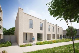 <p><strong>Lot 2 is een gesloten bebouwing op een perceel van 125 m² en heeft een bewoonbare oppervlakte van 141 m². De gelijkvloerse verdieping beschikt over een leefruimte met een open keuken, berging en gastentoilet . Vanuit de keuken is er directe toegang tot het terras en de privétuin. Op de eerste verdieping bevinden zich drie slaapkamers en een badkamer, voorzien van een ligbad, douche, dubbel lavabomeubel en toilet. Via de fietsenlift heeft u toegang tot de ondergrondse autostaanplaats en kelderberging.</strong><br /><br /><strong>Ontdek DRIESCH, een stijlvol nieuwbouwproject met 13 appartementen, 5 woningen en 1 handelsruimte, gelegen in de Driezenstraat en Korte Gasthuisstraat in Turnhout. <br /><br />Thuis in het beste stukje Turnhout<br /></strong>DRIESCH is gelegen in de Driezenstraat (gebouw A en B) en Korte Gasthuisstraat (gebouw C), in het centrum van Turnhout. Deze centrale ligging zorgt ervoor dat winkels, horecazaken en winkelcentra zich op wandelafstand bevinden. Daarnaast geniet u van de nabijheid van een groen plein en verschillende ontspanningsmogelijkheden. Dit nieuwbouwproject combineert dus stedelijke dynamiek met een aangename, rustige woonomgeving — een unieke troef in Turnhout.</p>
<p><strong>Ruimtegevoel &amp; woonplezier</strong></p>
<ul>
<li>appartementen 1, 2 of 3 slaapkamers, woningen 3 slaapkamers</li>
<li>Badkamers uitgerust met kwalitatieve sanitaire voorzieningen</li>
<li>Open leefruimtes met geïntegreerde keuken, eet- en zithoek</li>
<li>Rechtstreekse toegang tot terras of tuin</li>
</ul>
<p>Dankzij ruime afwerkingsbudgetten kan u uw nieuwbouwappartement of -woning personaliseren naar eigen smaak.<br />Praktisch comfort staat eveneens centraal. Er is een grote ondergrondse parkeergarage voorzien met kelderbergingen en fietsenlift en elke wooneenheid beschikt over de nodige bergruimte. De combinatie van slimme indeling en kwalitatieve materialen zorgt voor een aangenaam en zorgeloos wooncomfort.</p>
<p><strong>Buitenruimte als meerwaarde<br /></strong>De overdekte en niet-overdekte terrassen vormen een verlengstuk van de leefruimte en creëren een echte outdoor living beleving. Grote raampartijen zorgen voor een optimale lichtinval en versterken de connectie tussen binnen en buiten.</p>
<p>De gelijkvloerse nieuwbouwappartementen beschikken over een privatieve tuin, alsook de<strong> </strong>nieuwbouwwoningen genieten van een eigen tuin — ideaal voor gezinnen of wie graag tot rust komt in het groen, midden in Turnhout.</p>
<p><strong>Duurzaamheid en energiezuinigheid (max E-peil 20)<br /></strong>Dit bijna-energieneutrale nieuwbouwproject zet sterk in op duurzame technieken en energiezuinig wonen.</p>
<ul>
<li><strong>Warmtepomp met top-koeling</strong></li>
<li><strong>Vloerverwarming</strong></li>
<li><strong>Ventilatiesysteem D</strong></li>
<li><strong>Zonnepanelen</strong></li>
</ul>
<p>Deze toekomstgerichte keuzes zorgen niet alleen voor een optimaal leefcomfort, maar ook voor een aanzienlijke besparing op de energiefactuur. Door te investeren in energiezuinige nieuwbouw-appartementen en -woningen in Turnhout, kiest u voor een duurzame en waardevaste investering.</p>
<p><strong>Fiscale voordelen en bescherming van kopers</strong></p>
<p>Dankzij het lage E-peil van profiteert u gedurende de eerste <strong>vijf jaar van een vrijstelling van 50% op de onroerende voorheffing. </strong>Voor de <strong>A- en B-blokken </strong>van het project kunt u bovendien genieten van het <strong>verlaagde btw-tarief van 6% </strong>(onder voorwaarden).</p>
<p>Daarnaast verloopt de verkoop volledig volgens de <strong>Wet Breyne</strong>. Deze wet biedt u als koper <strong>maximale bescherming en transparantie</strong>, waarbij u de woning of het appartement <strong>in schijven betaalt naarmate de werken vorderen</strong>.</p>