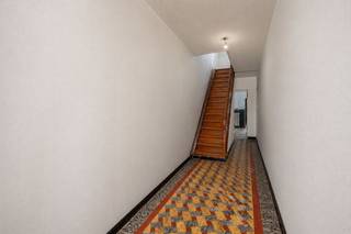Op een gunstige ligging nabij het centrum bevindt zich deze te renoveren halfopen woning op een perceel van 442 m². Met een bewoonbare oppervlakte van 172 m² biedt deze eigendom een uitstekende opportuniteit voor wie op zoek is naar een renovatieproject.<br /><br />De woning beschikt over een ruime en lichtrijke leefruimte, keuken, badkamer en drie slaapkamers, waarvan twee volwaardige en één kleinere kamer die perfect kan dienen als bureel of kinderkamer.<br /><br />De zuidgerichte tuin van 228 m² vormt een absolute troef en biedt tal van mogelijkheden om een aangename buitenruimte te creëren.<br /><br />Dankzij de centrale ligging bevinden winkels, scholen en andere voorzieningen zich op korte afstand, wat deze woning bijzonder interessant maakt voor gezinnen of investeerders.<br /><br />Een eigendom met karakter en mogelijkheden, klaar om naar eigen smaak en stijl te worden gerenoveerd.<br /><br />Renovatieplicht van toepassing.<br /><br />Voor meer informatie of een vrijblijvend bezoek contacteer Mitch 0470 13 14 00.