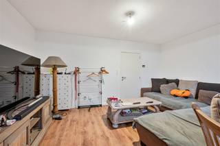 <p><span>Dit aangename appartement is gelegen in de Dirk Martensstraat 66 bus 1, op de gelijkvloerse verdieping, op een uiterst gunstige locatie in Aalst. De straat bevindt zich op wandelafstand van het stadscentrum en geniet van een vlotte bereikbaarheid dankzij de nabijheid van winkels, scholen, openbaar vervoer en belangrijke invalswegen. Hierdoor combineert deze ligging het comfort van stedelijk wonen met een praktische dagelijkse bereikbaarheid.</span></p><p><span>Via de inkomhal betreedt men het appartement, dat uitblinkt door een logische indeling en een aangename lichtinval. De woonkamer vormt het hart van de woonst en biedt een gezellige leefruimte met voldoende plaats voor een zithoek en eetruimte. Aansluitend bevindt zich de keuken, die functioneel is ingericht en in directe verbinding staat met de leefruimte. Het appartement beschikt over twee slaapkamers, die flexibel inzetbaar zijn als slaap-, werk- of hobbyruimte. De badkamer is praktisch ingericht en vervolledigt het wooncomfort. Tot slot is er een koer aanwezig, ideaal om even tot rust te komen of van de buitenlucht te genieten.</span></p><p><span>Het appartement is momenteel verhuurd aan 800 euro per maand, wat het niet alleen interessant maakt voor eigen bewoning, maar ook een aantrekkelijke opportuniteit vormt voor investeerders die op zoek zijn naar een stabiel rendement (4,76%) op een centrale locatie in Aalst.</span></p><p><span> </span></p><p><span>De mogelijkheid bestaat om de inpandige garage aan te kopen (vraagprijs: 32.000 euro)</span></p><p><span> </span></p><p><span>Voor meer informatie en/of een bezoek, contacteert u Sébastien van Immo Zone op het nummer 0486/ 41. 85. 66.</span></p><p><span> </span></p>