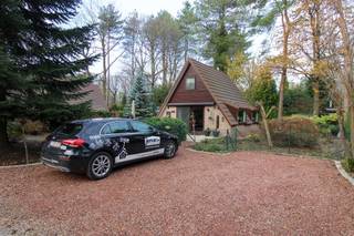 <p><span>Op het recreatiedomein Sonnevijver in Rekem is deze vakantiewoning op zoek naar nieuwe vakantiegangers!</span></p><p><span>Het vakantiepark ligt in een rustig en mooi natuurgebied omgeven door groen met vennen en vijvers.</span></p><p><span>De regio staat bekend als een waar fietsparadijs! Ook voor visliefhebbers zijn er voldoende plaatsen om hun hengel uit te werpen. </span></p><p><span>Daarnaast zijn Lanaken, Maastricht, Genk, Hasselt of Maasmechelen met zijn alom bekende Maasmechelen Village vlot bereikbaar!</span></p><p><span> </span></p><p><span>Deze fantastische chalet die wij u mogen aanbieden, beschikt gelijkvloers over een gezellige woonkamer met keuken in u-vorm. </span></p><p><span>De keuken is comfortabel uitgerust met o.a. een vaatwasser, combi-oven, inbouwkoelkast, inductiekookplaat met dampkap en spoelbak. </span></p><p><span>Ook de badkamer is gelijkvloers en heeft een toilet, wastafel en douche. De ruimte onder de trap wordt verder optimaal benut voor extra stockage!</span></p><p><span> </span></p><p><span>De eerste verdieping is ingericht met 2 slaapkamers, beide met inbouwkasten. De kleine overloop biedt ook nog een vestiaire ruimte. </span></p><p><span> </span></p><p><span>De buitenberging biedt plaats aan de elektrische warmwaterboiler (20025) en aansluiting voor uw wasmachine.</span></p><p><span> </span></p><p><span>Via het groot schuifraam in de leefruimte zijn het terras en de heerlijke tuin bereikbaar. Ook voor het parkeren van twee wagens is er voldoende plaats!</span></p><p><span> </span></p><p><span>Pluspunten:</span></p><p><span> </span></p><p><span>- EPC label D dus geen verplichting om energetisch te renoveren</span></p><p><span>- Prachtig perceel met voldoende privacy en parkeergelegenheid</span></p><p><span> </span></p><p><span>Bijzonderheden:</span></p><p><span> </span></p><p><span>- Erfpachtvergoeding: Definitieve van 2025 3214,7 en voorlopige van 2026 €3352,74 (indexeerbaar). </span></p><p><span>- Beheersvergoeding: Definitieve van 2025 691.65 /jaar en voorlopige van 2026 €721.35 (incl. 21% BTW indexeerbaar). </span></p><p><span>- Geen domicilie mogelijk.</span></p><p><span>- Geen hypothecair krediet mogelijk.</span></p><p><span> </span></p><p><span>Wenst u meer info of een bezoek ter plaatse dan kan u ons contacteren op het nummer 0484/35.70.31 of via mail naar diana@jemar.be!</span></p><p><span> </span></p><p><span> </span></p>