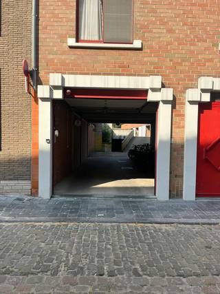 Overground garage for sale in the center of Bruges, Hoedenmakersstraat 3. The garage box is located in a small-scale complex, the center of Bruges. <br /><br />Register of measures: no