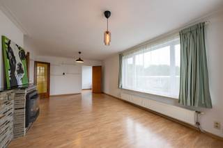 Lichtrijk hoekappartement op centrale ligging op de grens van Deurne, Berchem, en Mortsel. IndelingWe bereiken deze derde verdieping met de trap. De...