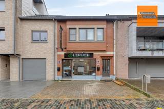 <p><span>Prachtig handelspand in het centrum van Sterrebeek. </span></p><p><span>Volledig uitgerust handelsgelijkvloers bestaande uit een verbruikszaal met airco, een volledig ingerichte keuken, toog, toilet, een praktische bijkeuken en een terras. </span></p><p><span>Het appartement, gelegen op de eerste en tweede verdieping biedt een ideale woonplek in een levendige omgeving. U geniet hier van een uitstekende ligging, op wandelafstand van winkels, openbaar vervoer, restaurants en andere voorzieningen.</span></p><p><span>De ruime woonkamer straalt warmte en modern comfort uit dankzij de elegante laminaatvloer. De open, volledig ingerichte keuken is praktisch ingedeeld en beschikt over een gezellige ontbijthoek, evenals een koelkast, microgolfoven, oven en keramische kookplaat.</span></p><p><span>Verder omvat het appartement twee aangename slaapkamers, een kinderkamer en een verzorgde badkamer, uitgerust met een douchecabine en een stijlvol meubel met geïntegreerde lavabo.</span></p><p><span> </span></p><p><span>Zonnepanelen aanwezig. De inrichting van het handelspand kan aan gunstige voorwaarden overgenomen worden.</span></p><p><span> </span></p><p><span>De vermelde prijs is een vanafprijs; biedingen mogelijk vanaf €535.000.</span></p><p><span> </span></p><p><span>Neem vandaag nog contact op voor meer informatie of om een bezoek in te plannen.</span></p>