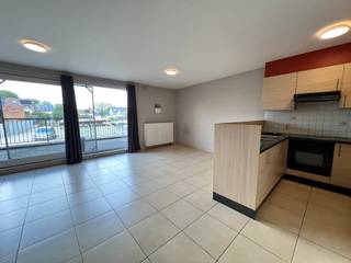 <p>HERZELE – Ruim en energiezuinig tweeslaapkamerappartement met aangenaam terras.</p>
<p>Inschrijven voor het geplande bezoekmoment kan via e-mail: matthiasdegreve@immoderas.be</p>
<p>Dit ruime en energiezuinige tweeslaapkamerappartement is gelegen in een kleinschalige residentie en biedt een aangename combinatie van comfort, ruimte en een uitstekende centrale ligging.</p>
<p>Het appartement omvat een ruime en lichtrijke leefruimte met een volledig geïnstalleerde open keuken, twee volwaardige slaapkamers, een badkamer, een apart gastentoilet en een praktische berging. Vanuit de leefruimte is er rechtstreeks toegang tot het ruime en aangename terras, dat dankzij de ligging geniet van een aangename mate van privacy.</p>
<p>Een bijkomende troef zijn de zeer lage gemeenschappelijke lasten. Het energieverbruik van de gemeenschappelijke delen wordt jaarlijks afgerekend. Achteraan de residentie bestaat bovendien de mogelijkheid om optioneel een carport te huren aan € 50 per maand.</p>
<p>Het appartement is onmiddellijk beschikbaar en beschikt over een gunstig EPC-label. Recent werd het volledig opnieuw wit geschilderd, waardoor het instapklaar wordt aangeboden.</p>
<p>Ook de ligging is een belangrijke troef. De Groenlaan, met haar ruime aanbod aan winkels, horeca, dienstverlening en dagelijkse voorzieningen, bevindt zich op wandel- en fietsafstand. Ook scholen, het station en de bushalte zijn vlot bereikbaar. Dankzij de nabijheid van de belangrijkste invalswegen is er bovendien een vlotte verbinding naar de omliggende gemeenten en steden.</p>
