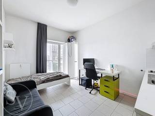 <p>Hoek-studentenkamer gelegen op de 3de verdieping van Residentie Parktoren – tussen het Eilandje en Park Spoor Noord. Dit aanbod omvat:<br /><br /></p>
<ul>
<li>
<p><strong>Studentenkamer 3L (30,2 m²) + terras (18,8m²)<br /></strong></p>
</li>
<li>
<p><strong>Kelderberging B137 (niveau −2)</strong></p>
</li>
<li>
<p><strong>Parking P71 (niveau −1),</strong> te koop voor €30.000 (maakt deel uit van pool-systeem)</p>
</li>
<li>
<p><strong>Fietshaak nr 100<br /><br /></strong></p>
</li>
</ul>
<h3>Beschrijving van de kamer</h3>
<p>Deze aantrekkelijke studentenkamer is gezellig ingedeeld en ligt op de hoek van het gebouw, orientatie Eilandje / Kempisch dok. De leef/ slaapruimte is voorzien van een keukenwand en toegang tot het terras. De badkamer is uitgerust met een douche, lavabo en toilet en heeft een groot raam welk zorg voor natuurlijk licht en ventilatie. Het terras met uitzicht over het Eilandje en de dokken is bijna 19m² groot. Hierop kan je in de namiddag en avond genieten van de zon. Er is tevens een compacte bergruimte met aansluiting voor je wasmachine, én op de gemeenschappelijke gang vind je een extra privatieve bergkast. <br />Ideaal als investering of als kamer voor je studerende zoon of dochter.</p>
<h3>Huidige huursituatie</h3>
<ul>
<li>
<p>Huurcontract, 12 maanden, loopt tot 31 november 2025</p>
</li>
<li>
<p>Huurprijs studentenkamer: €575 + €85 servicekosten</p>
</li>
<li>
<p>Parking verhuurd voor €100/maand (opzegbaar met vooropzeg van 3 maanden tegen 30/9)</p>
</li>
</ul>
<h3>Kosten voor de eigenaar</h3>
<ul>
<li>
<p>Gemiddelde maandelijkse gemeenschappelijke kosten: studio, €113/maand - parking €9/maand</p>
</li>
<li>Gemiddeld elektriciteitsverbruik: €33/maand over de laatste 2 jaar</li>
<li>Gemiddelde verwarmingskost: €26/maand over de laatste 2 jaar</li>
<li>
<p>Watermeter individueel, gas &amp; elektriciteit collectief</p>
</li>
</ul>
<h3>Architectuur weetje</h3>
<p>Residentie Parktoren, ontworpen door Studio Farris Architects, werd in 2015 genomineerd voor de Architizer A+ Award.</p>