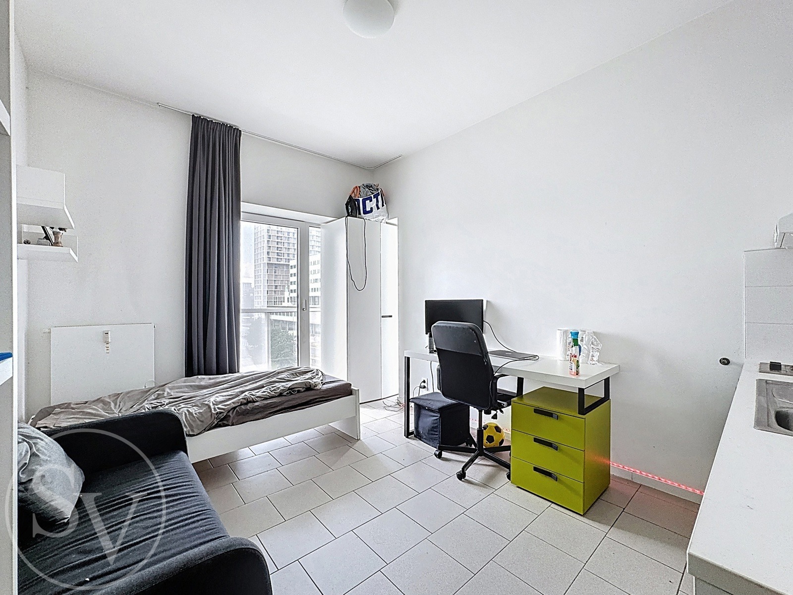 Studentenkamer met terras, kelder en parking. - foto 1