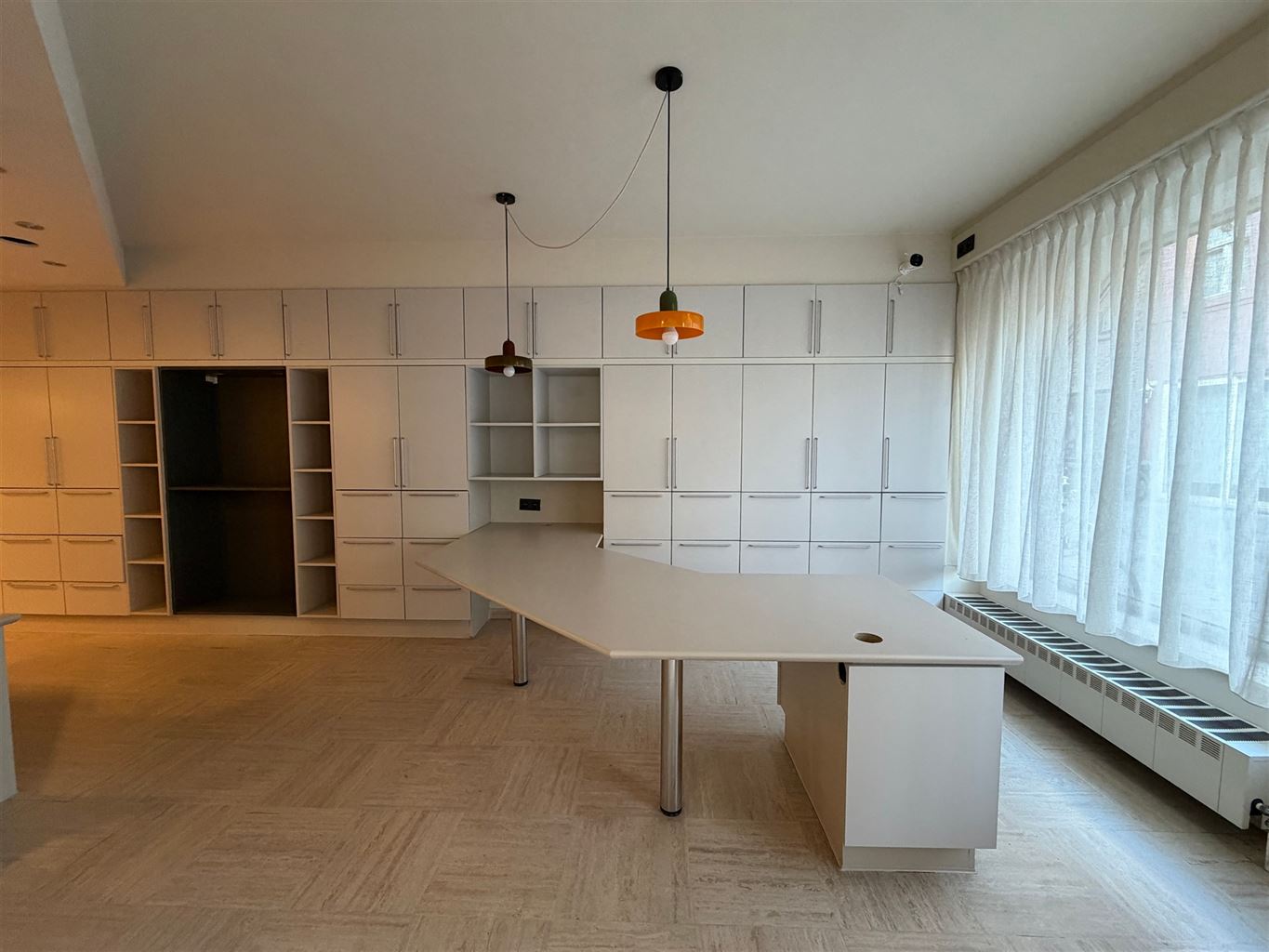 Instapklare kantoorruimte of praktijkruimte. Reeds voorzien van burelen en verlichtingsarmaturen vlakbij de Markt en de Hepperpoort. - foto 5