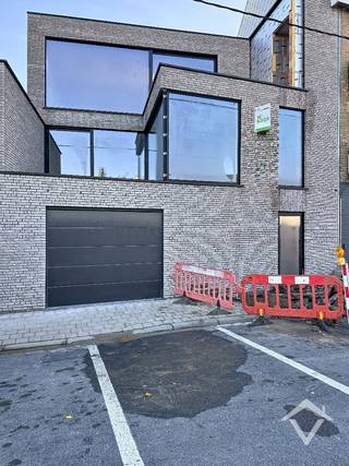 Dit nieuwbouwappartement is gelegen in een kleinschalige residentie bestaande uit 2 appartementen, 3 garages, 2 ruime privé bergingen en een groenzone in het centrum van Lichtervelde, op de Statieplaats. <br /><br />Dit appartement, gelegen op de 1ste verdieping heeft een bewoonbare oppervlakte van 124,5 m² en een terras van 12,5m² en bestaat uit: lichtrijke living met groot terras - open keuken - berging - wasplaats - toilet - nachthal - badkamer met inloopdouche en ligbad - 2 ruime slaapkamers. <br /><br />Kostprijs appartement met privé berging: 369 000 € (exclusief 9 000 € kosten voor aansluiting, EPB en basisakte). <br />Kostprijs garage: 28 000 €<br />Deze prijzen zijn exclusief registratiekosten, BTW en notariskosten. <br />EPB: appartement in aanbouw<br /><br />Troeven van dit appartement:<br />- goede bereikbaarheid door de centrale ligging<br />- volledig nieuw<br />- Mogelijkheid aankoop aan 6% BTW mogelijk, mits voldaan aan de voorwaarden<br />- energiezuinig <br />- warmtepomp en ook airco aanwezig<br />- het appartementen kan voorlopig nog naar eigen smaak worden afgewerkt<br /><br /> Interesse? Bel ons voor meer info.