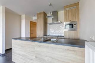 Dit <strong>kwalitatief afgewerkte appartement</strong> met een <strong>A-label </strong>is gelegen op een <strong>uitstekende locatie</strong>, vlak bij de Markt van Lokeren. Winkels, horeca, openbaar vervoer en tal van andere voorzieningen bevinden zich op wandelafstand. <br /><br />Het appartement maakt deel uit van een<strong> recent gebouw uit 2017 </strong>en werd met oog voor kwaliteit en comfort ingericht.<br />Bij het betreden van het appartement komt u terecht in de aangename leefruimte. De <strong>ruime en bijzonder lichtrijke woonkamer</strong> vormt samen met de <strong>volledig uitgeruste open keuken</strong> het hart van het appartement. Dankzij de <strong>grote raampartijen</strong> geniet u hier van veel natuurlijk licht en een aangenaam gevoel van ruimte. Vanuit de woonkamer heeft u bovendien rechtstreeks toegang tot het <strong>terras</strong>, een fijne plek om buiten te genieten.<br /><br />Verder beschikt het appartement over <strong>twee volwaardige slaapkamers</strong>, een <strong>verzorgde badkamer</strong> en een <strong>praktische berging</strong>, ideaal voor extra opslag. Een belangrijke extra troef: een <strong>autostaanplaats is inbegrepen in de verkoopprijs</strong>. Zeker op deze centrale locatie is dit een absolute meerwaarde.<br /><br />Wenst u een bezoek in te plannen voor dit prachtig appartement? Bel voor info of een vrijblijvend bezoek naar 03 502 98 74 of mail naar kristof@claves.be.